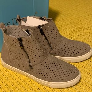 Women’s size 9 canvas shoes.